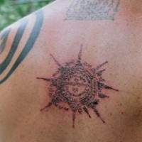 Le tatouage du symbole bouddhiste avec un mantra