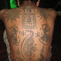 Un Tibétain bouddhiste natif avec le tatouage de tout le dos