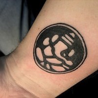 Le tatouage de symbole bouddhiste sur le poignet