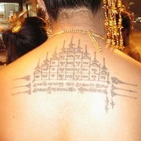 Seltsames buddhistisches Schema Tattoo am Rücken