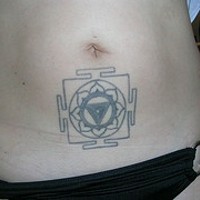 Le tatouage du symbole se quarré bouddhiste sur le bas-ventre