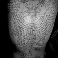 Originales buddhistisches Tattoo am ganzen Rücken