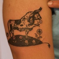 Le tatouage de taureau flairant une fleur