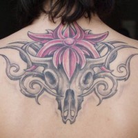 cranio toro con fiore trafori tatuaggio sulla schiena