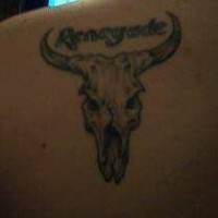 renegade cranio toro tatuaggio sulla spalla