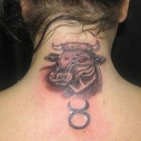 toro tatuaggio sulla nuca