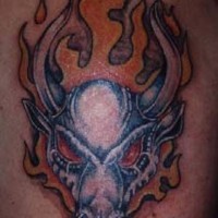 Le tatouage coloré de taureau de fer en flamme