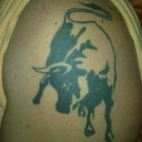Le tatouage de silhouette de taureau de corrida