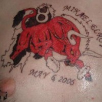 Le tatouage mémorial du symbole de taureau en couleur