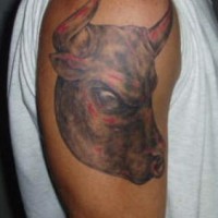 Le tatouage de la tête de taureau avec le sang sur les cornes