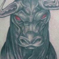 Le tatouage de taureau irrité aux yeux rouges