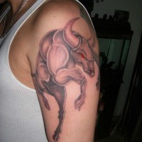 toro con occhi rossi robusto tatuaggio sulla spalla
