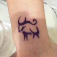 taurus simbolo sul polso tatuaggio