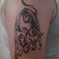 Tribal Style Stier in schwarzer Tinte Tattoo