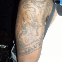 toro testo con toro tatuaggio sulla spalla