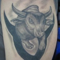 toro simbolo nero inchiostro tatuaggio sulla spalla