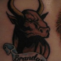 Le tatouage de taureau prénommé Brandon