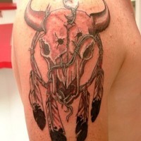 nativo cranio toro indiano con piume tatuaggio