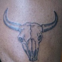 Regelmäßiges Stierschädel Tattoo