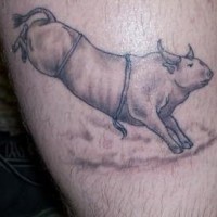 toro rodeo tatuaggio sulla gamba