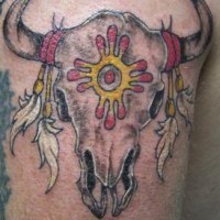 Le tatouage coloré de la crâne de taureau en style indien