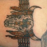 Le tatouage bracelet américain natif avec une crâne de taureau