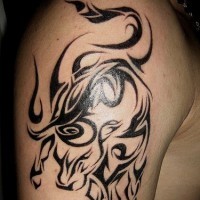 toro tribale tatuaggio sulla spalla