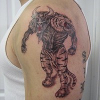 minotauro arrabbiato tatuaggio sulla spalla
