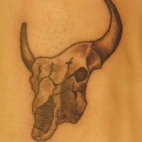 Regelmäßiger Stierschädel in schwarzer Tinte Tattoo