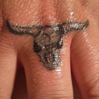 Stierschädel Tattoo am Finger