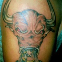 toro scatenato tatuaggio sulla spalla