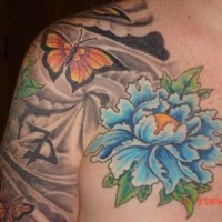 Tattoo von Schmetterling und blauer Blume auf der Brust