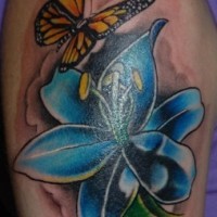 Tatuaje de mariposa sobre una flor azul