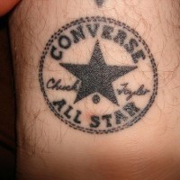 Signe ronde le tatouage sur la cheville avec une étoile sur la cheville