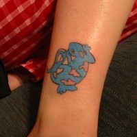 Tattoo von blauer Eidechse in der Knöchelgegend