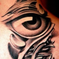 Tatuaje negro de un ojo con tracería