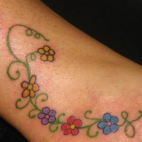 Tatuaje de flores, mariquita y mariposa