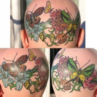 Tatouage sur la tête avec des fleures pittoresques et un papillon