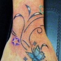 Piccola farfalla azzurra e le stelline tatuate sulla mano