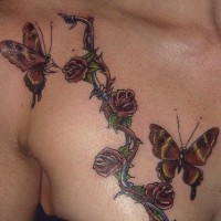 Tatuaje de la vid en el pecho con rosas y mariposas