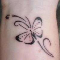 Muy fino tatuaje en la muñeca con imagen de mariposa