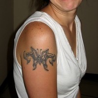 Tribal Schmetterling Tattoo am Arm