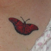 Le tatouage de petit papillon rouge