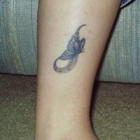 Le tatouage de papillon multicolore sur la jambe
