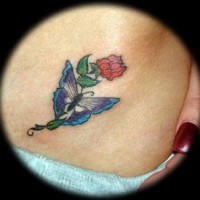 farfalla blu e rosa rossa tatuaggio