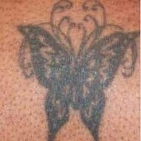 Le tatouage de papillon à l'encre noire
