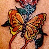Le tatouage de papillon jaune avec une rose rouge