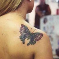 Le tatouage de joli papillon sur l'épaule
