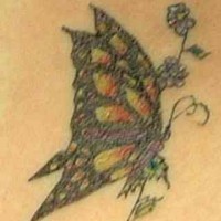 Monarchfalter auf kleinen Blumen Tattoo