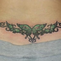 Tattoo von Schmetterlingskette auf dem Gesäß